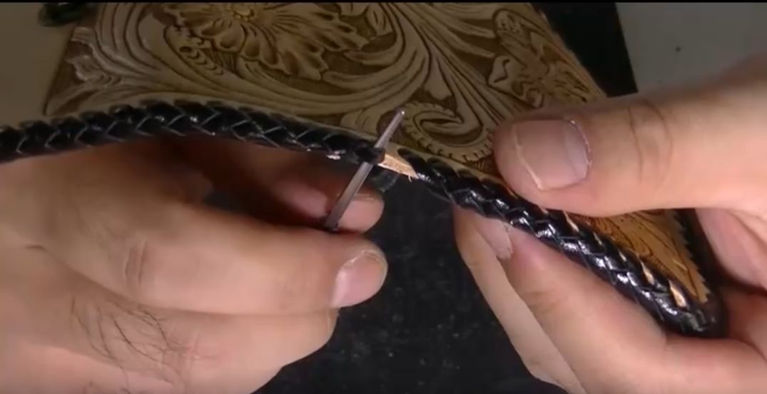 輪っかの下からレース針を通している様子