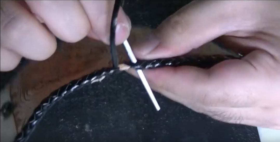 ひとつ前のレースをダブルステッチですくってやる様子