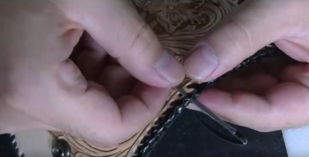 輪っかの上からレース針を通す様子