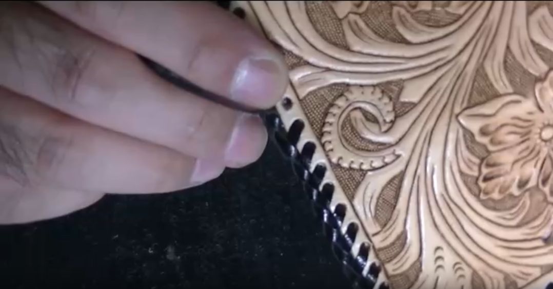 最後の穴にレース針を通す様子