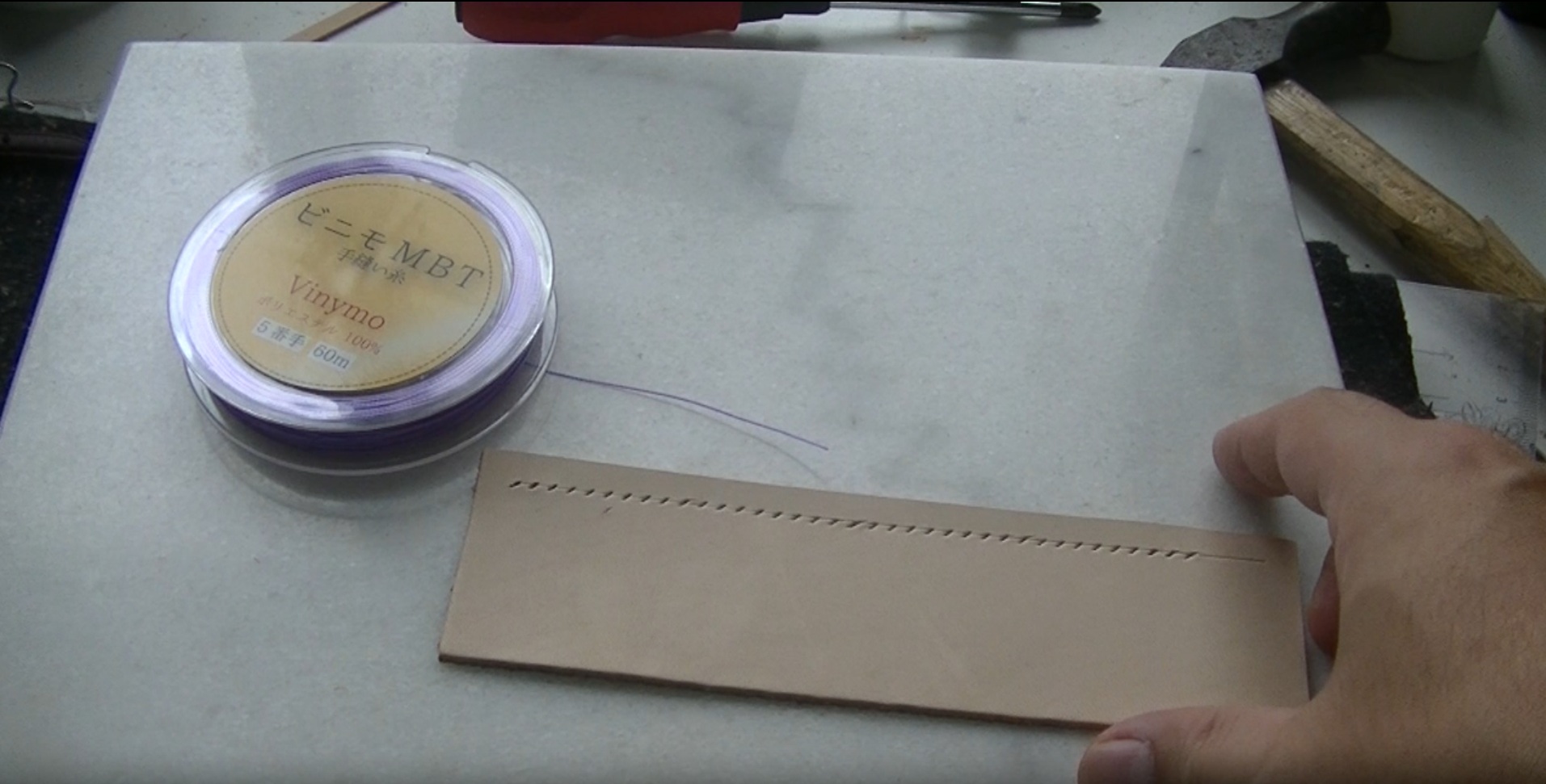 均等にあいた縫い穴