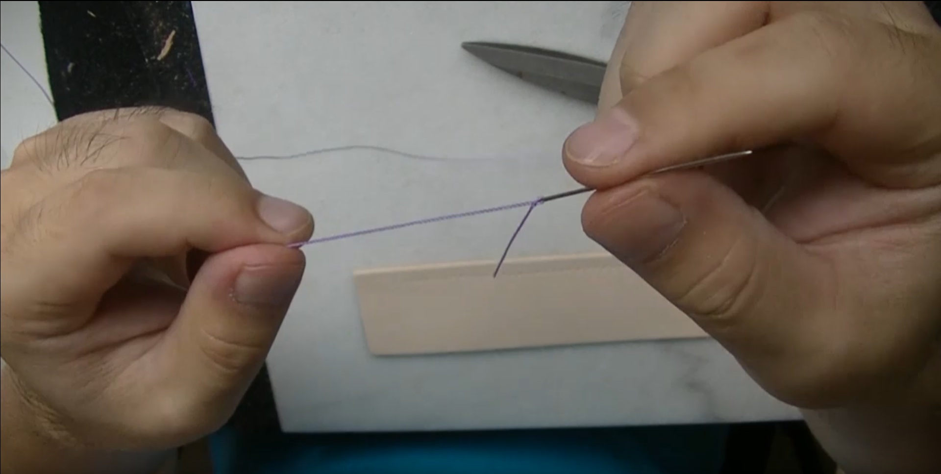 両端に針をつけた状態