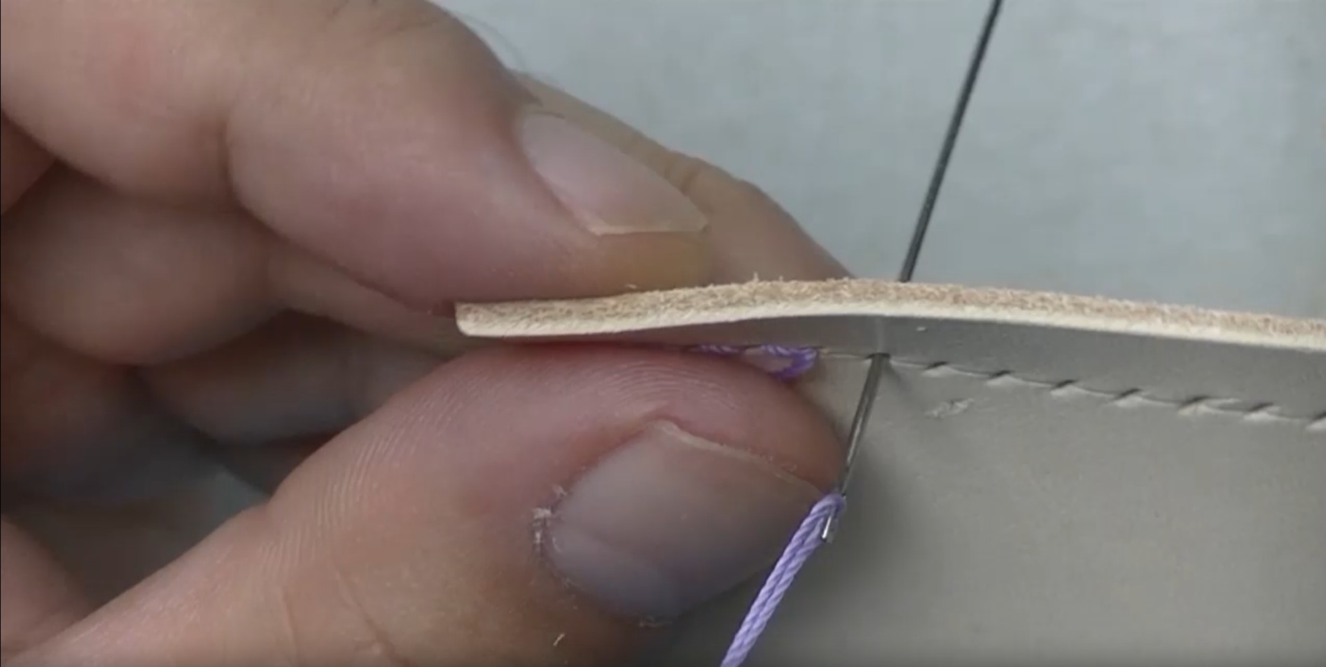 左手の針を通す