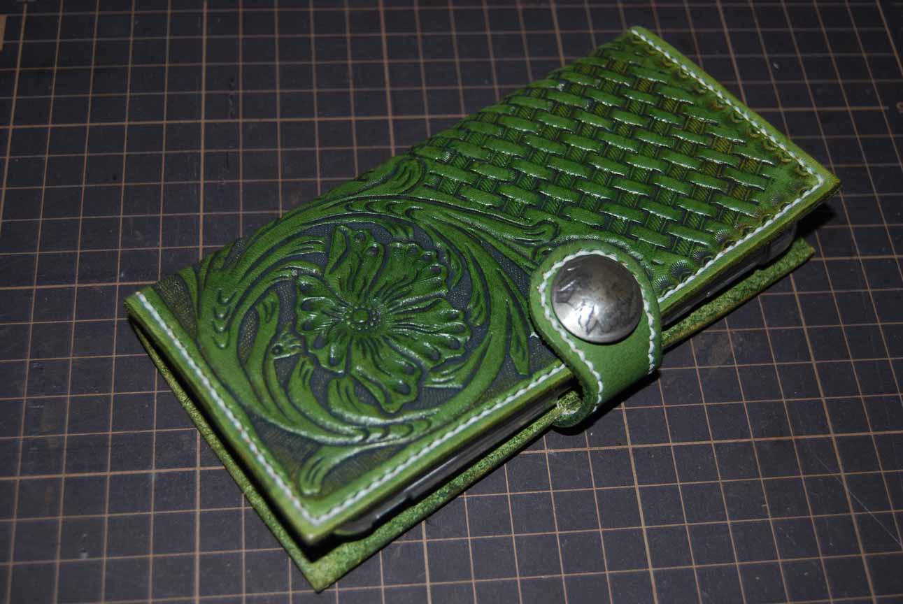 シェリダンスタイルのカービングを施した緑のスマホケース