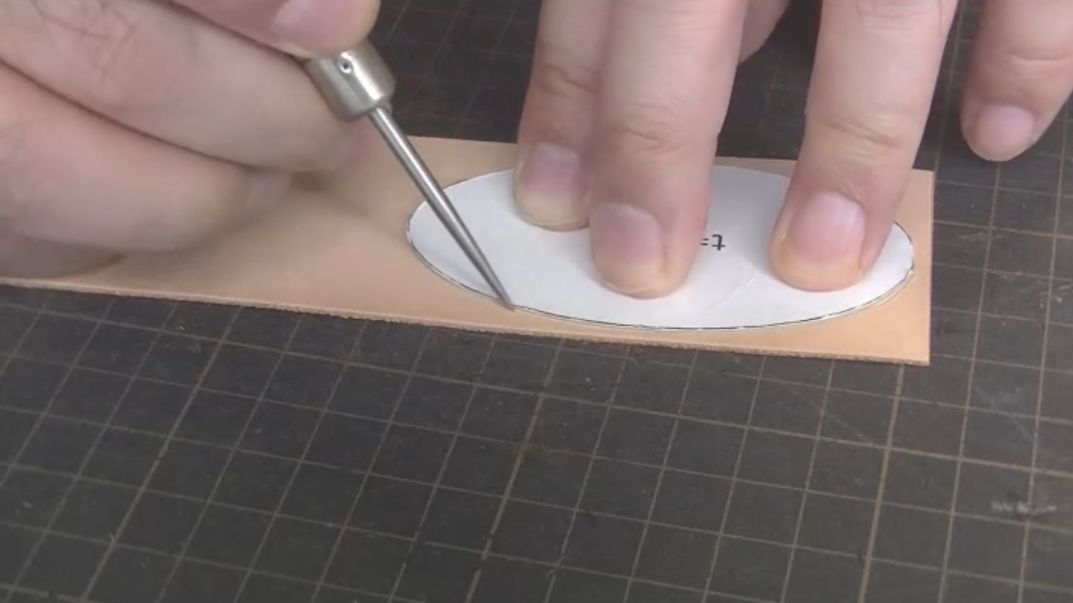 革にトレースしている様子