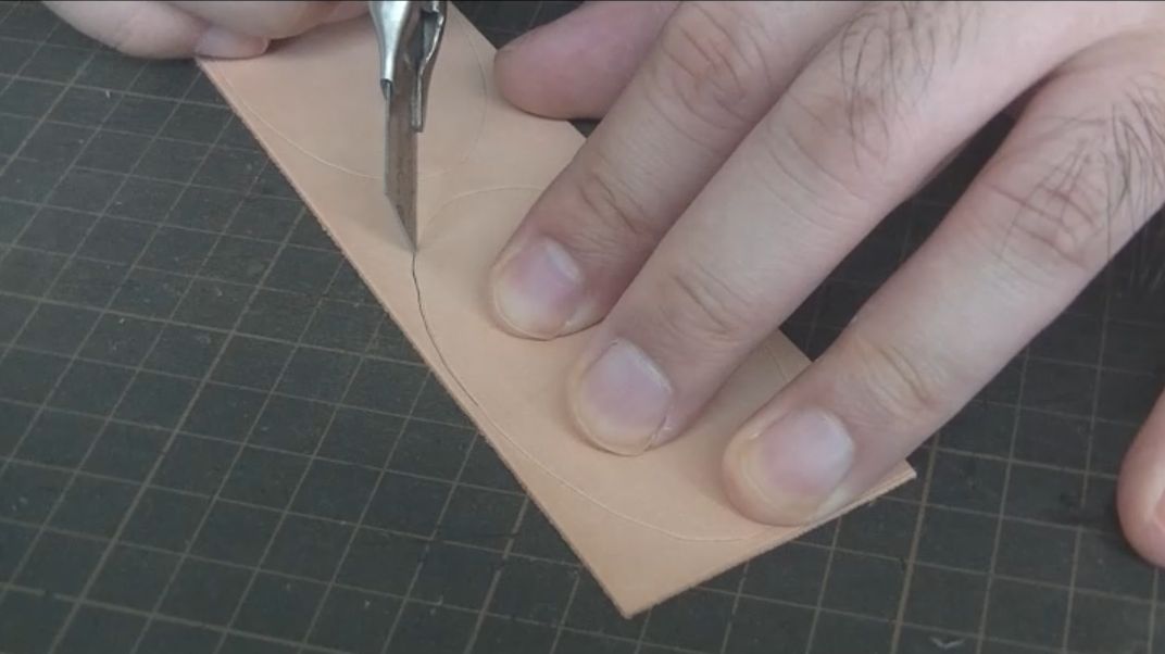 カッターで革を切る様子