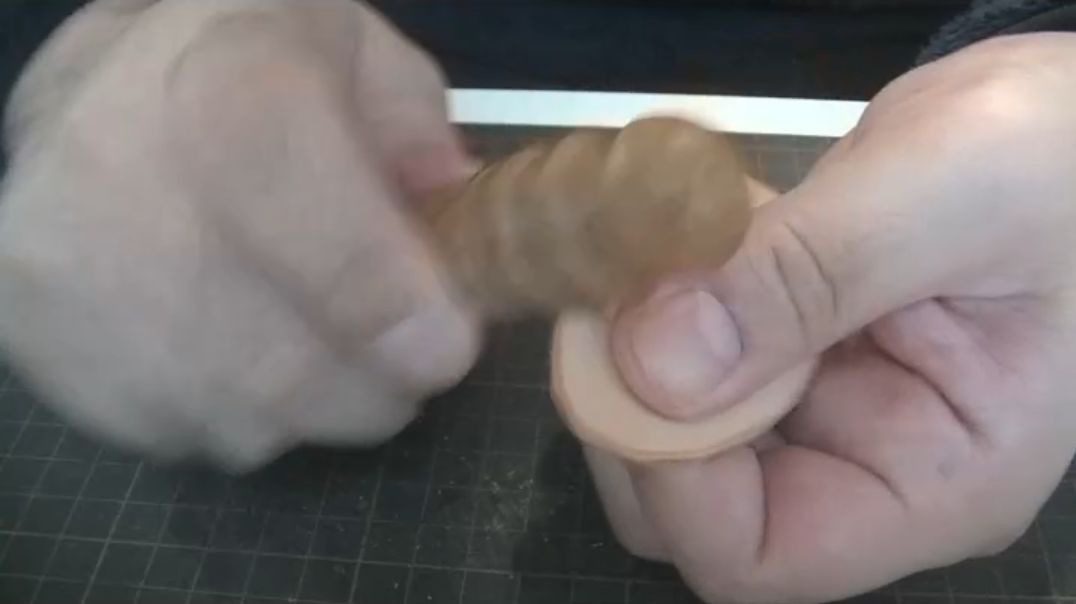 水でコバを磨いている様子