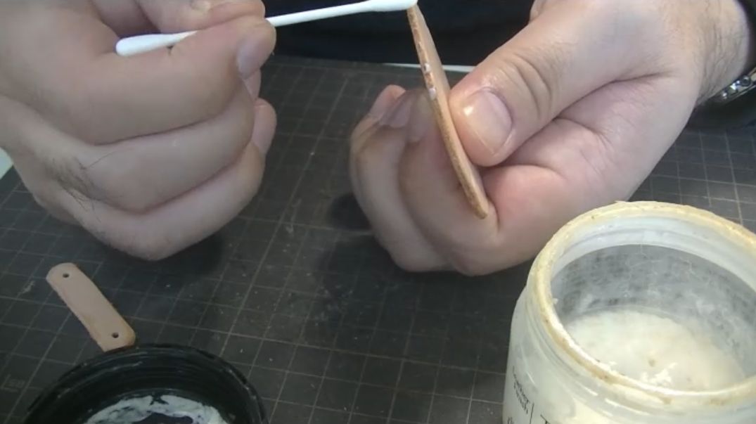 トコノールでコバを磨いている様子