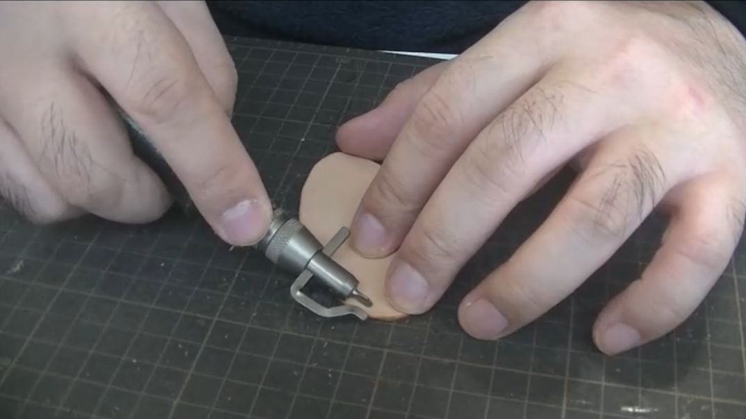 ステッチンググルーバーで縫い代を3mm幅で引く様子