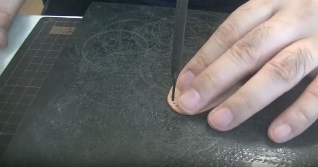 菱目打縫い穴を開けている様子