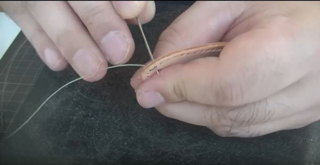 キーホルダーを縫う様子