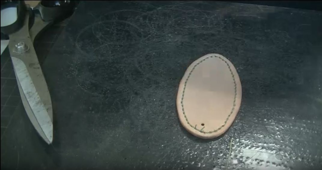 縫い糸を切った様子