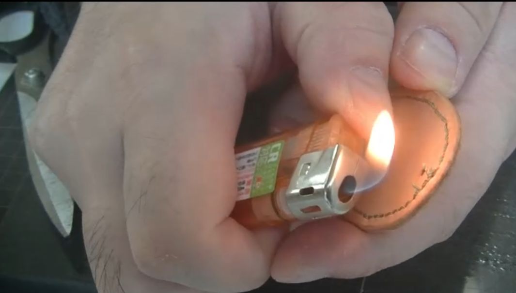 縫い糸炙る様子