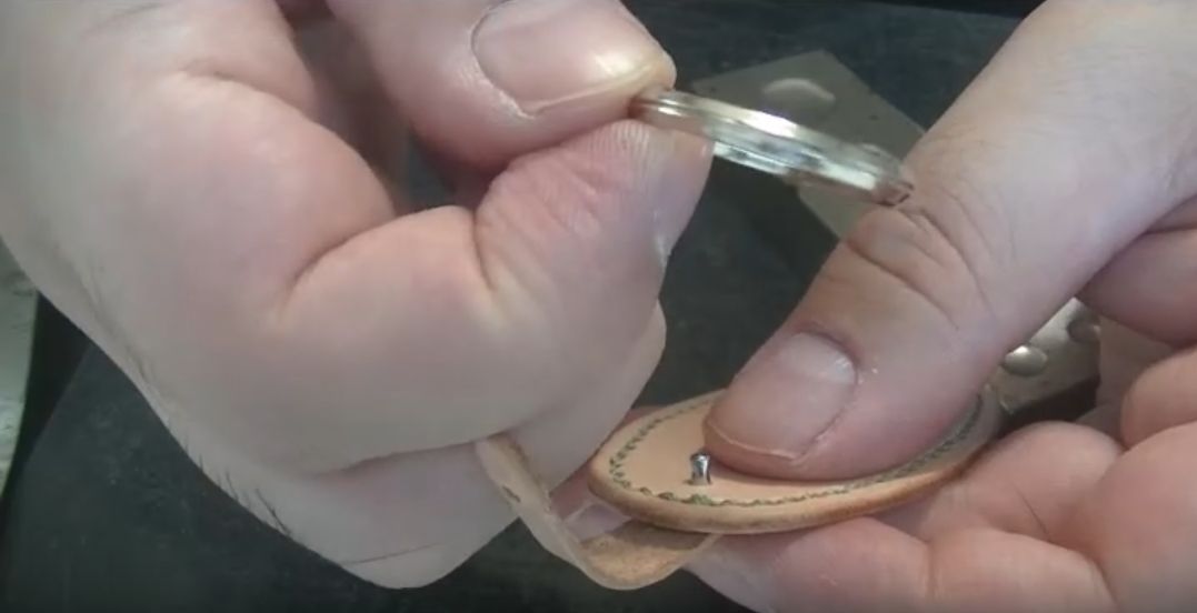 キーリングを取り付ける様子