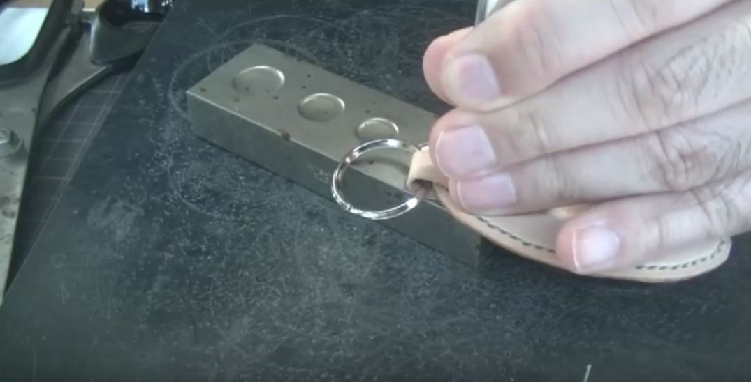 オールマイティープレートを使用してハトメを売っている様子