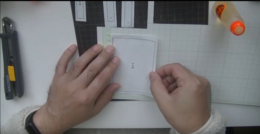 型紙を厚紙に貼る様子