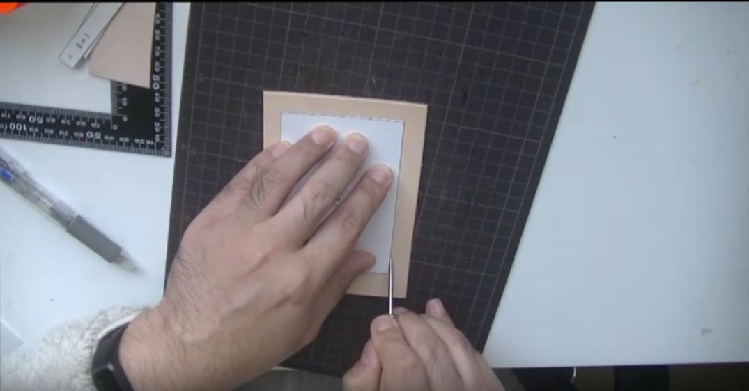 革にトレースしている様子