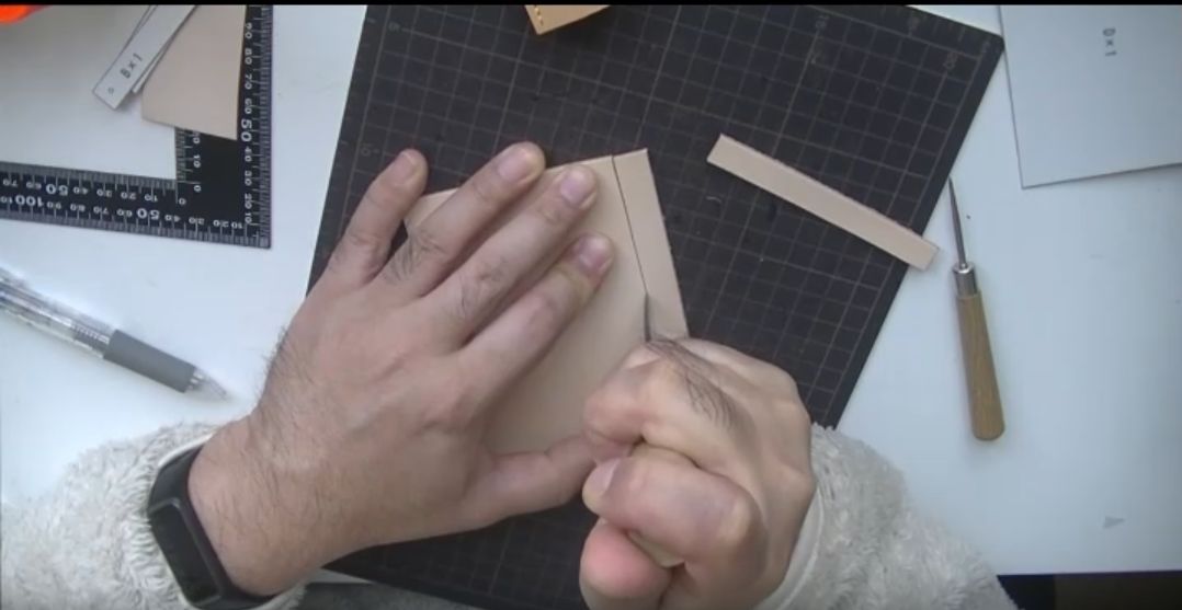 革包丁で革を切る様子