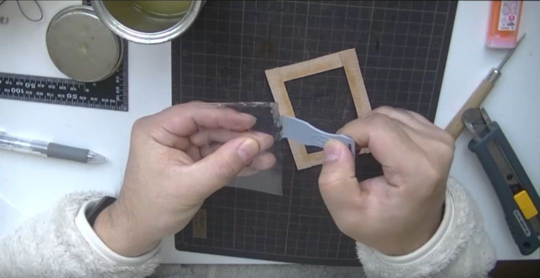 スルーパスを仮止めする様子