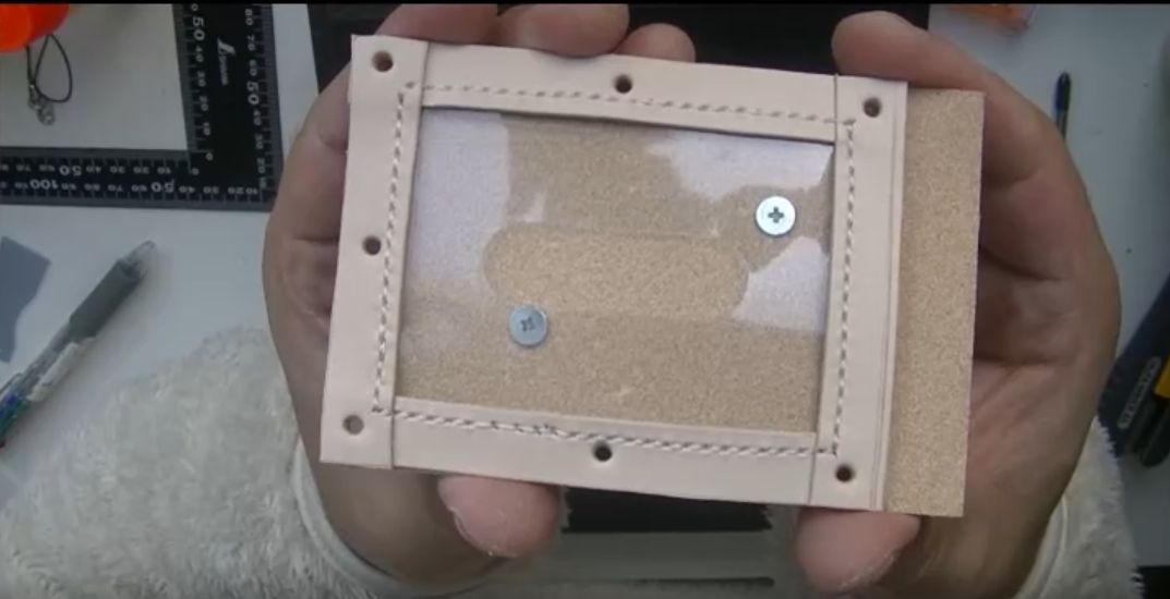 ハトメ抜きで穴を開けた様子