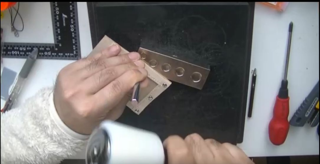 カシメを取り付ける様子