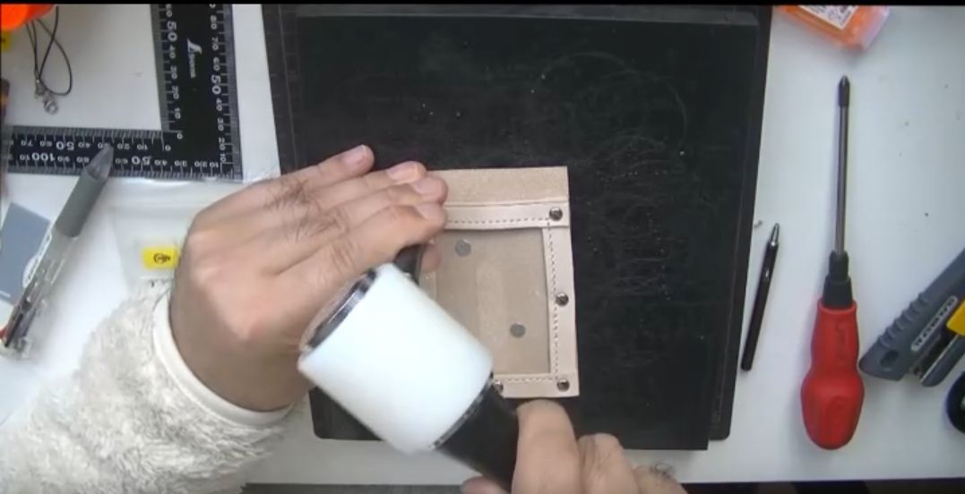 ハトメ抜きで穴を開ける