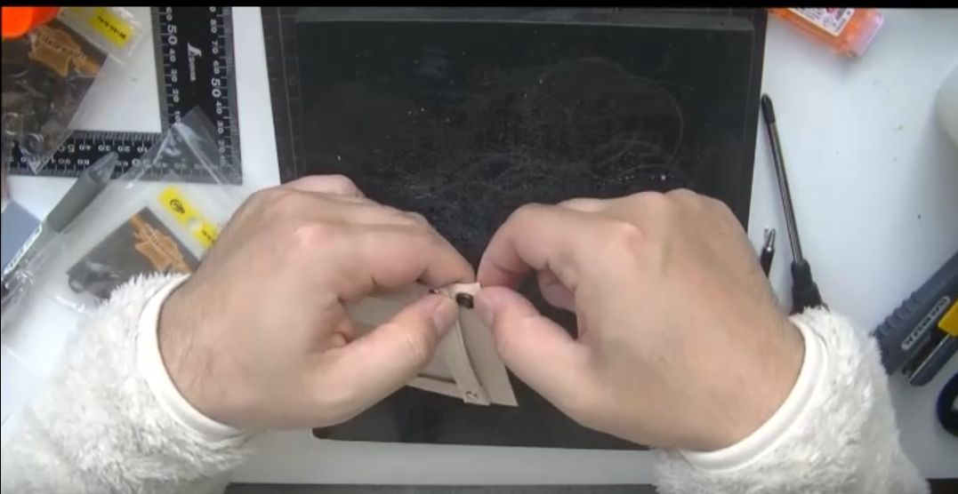 ハトメリング取り付け様子01