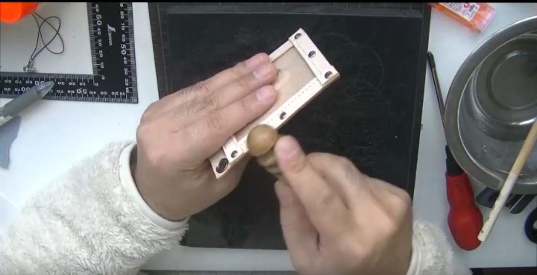 コバを磨く様子