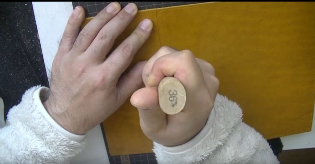 革包丁で革を切り出す様子