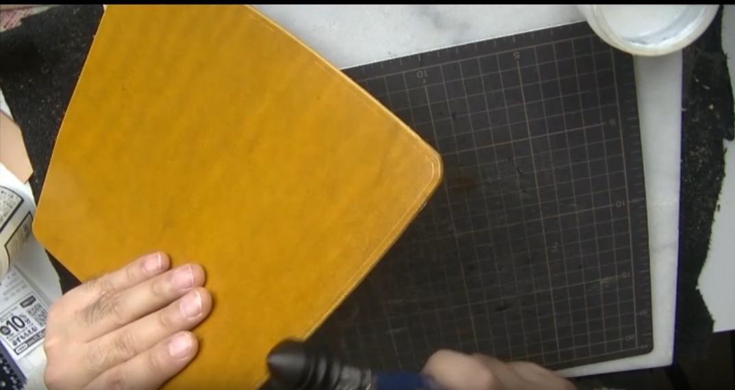 コバを磨く様子