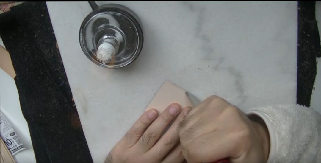 フチ捻を入れている様子