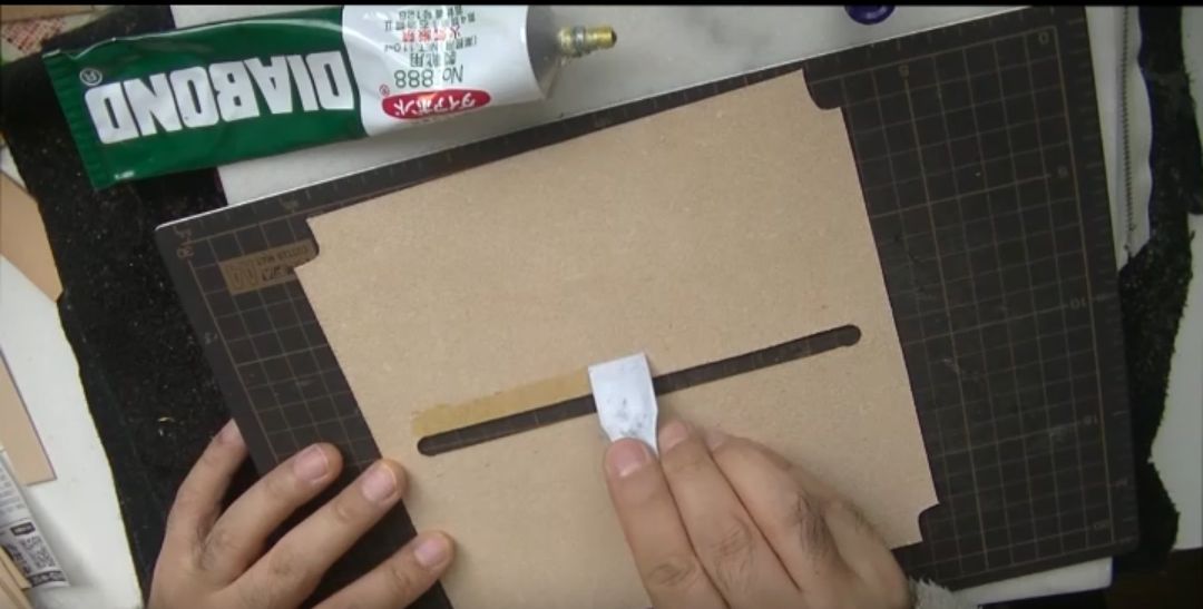 ファスナー貼り付け部にダイアボンドを塗る様子