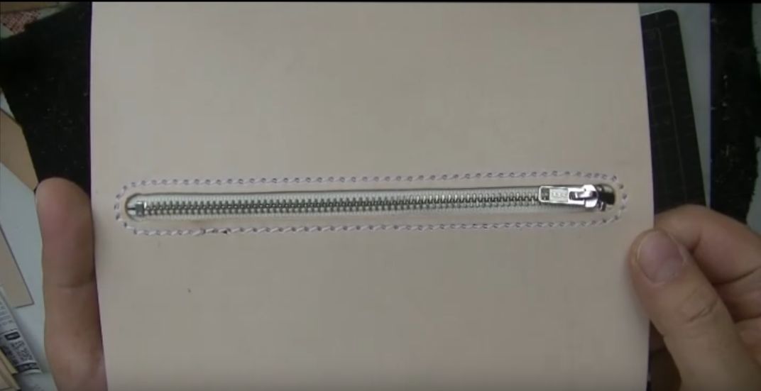 コインケースとファスナーを縫い合わせた様子