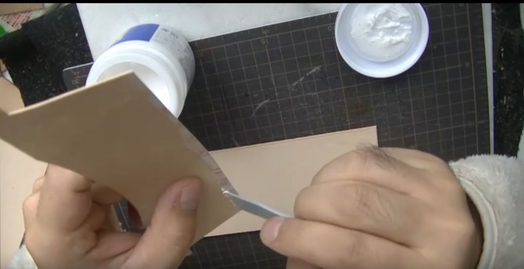 カードポケットAにサイビノールを塗り、カードポケットBに仮止めする様子