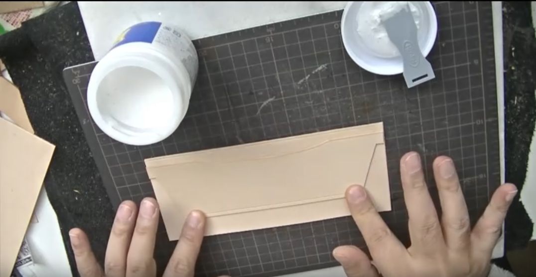 ゴムのりを塗布する様子