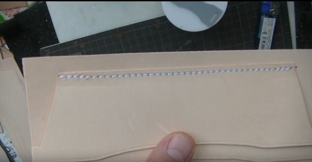 2段目のカードポケットを縫う様子