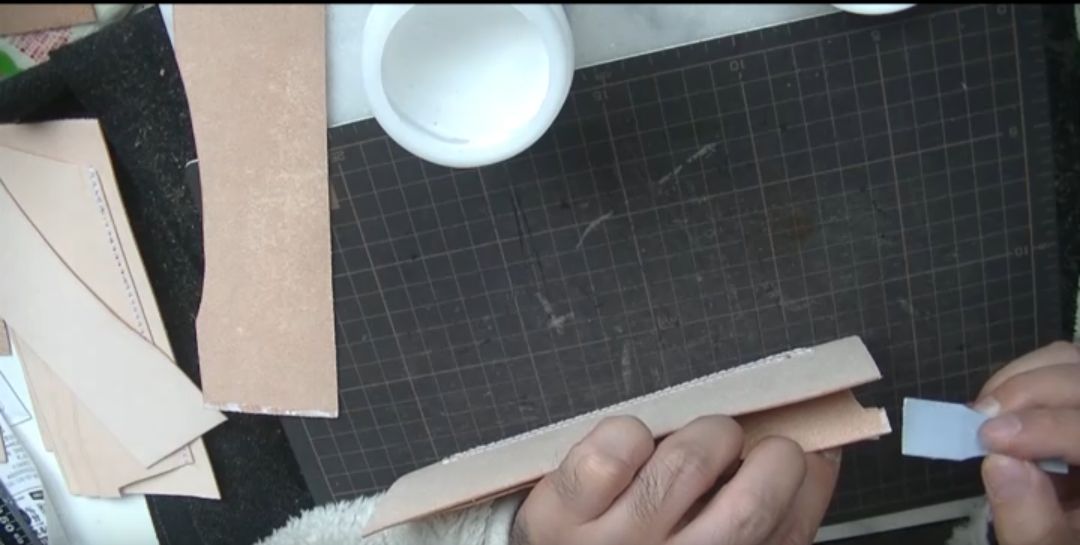 カードポケットの耳を仮止めする様子