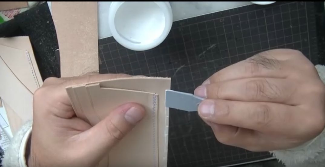 カードケースAの下部にサイビノールを塗る様子