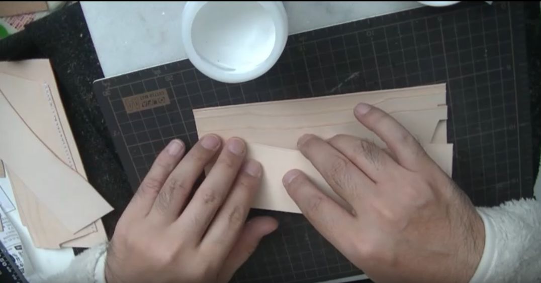 カードケースAとカードケースBを仮止めする様子