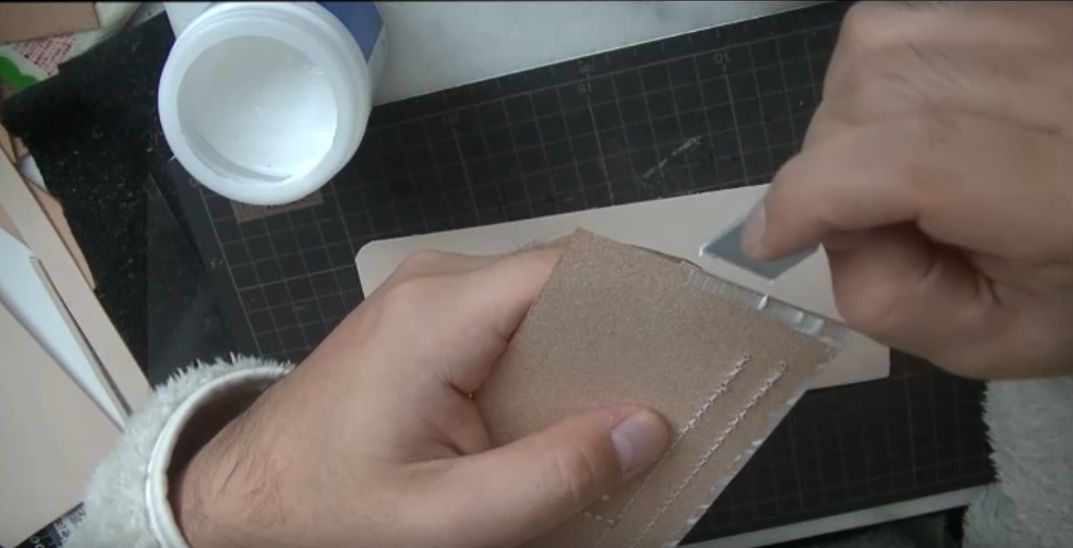 カードケースAにサイビノールを塗る様子