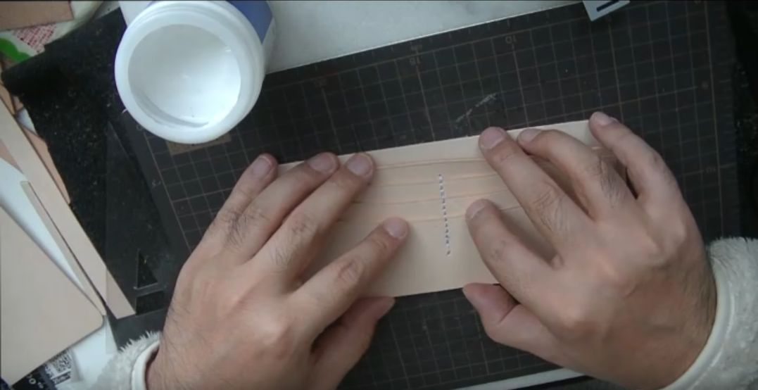 カードケースBにカードケースAを仮止めした様子