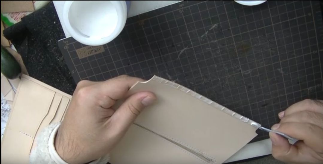 コインケースにサイビノールを塗る様子