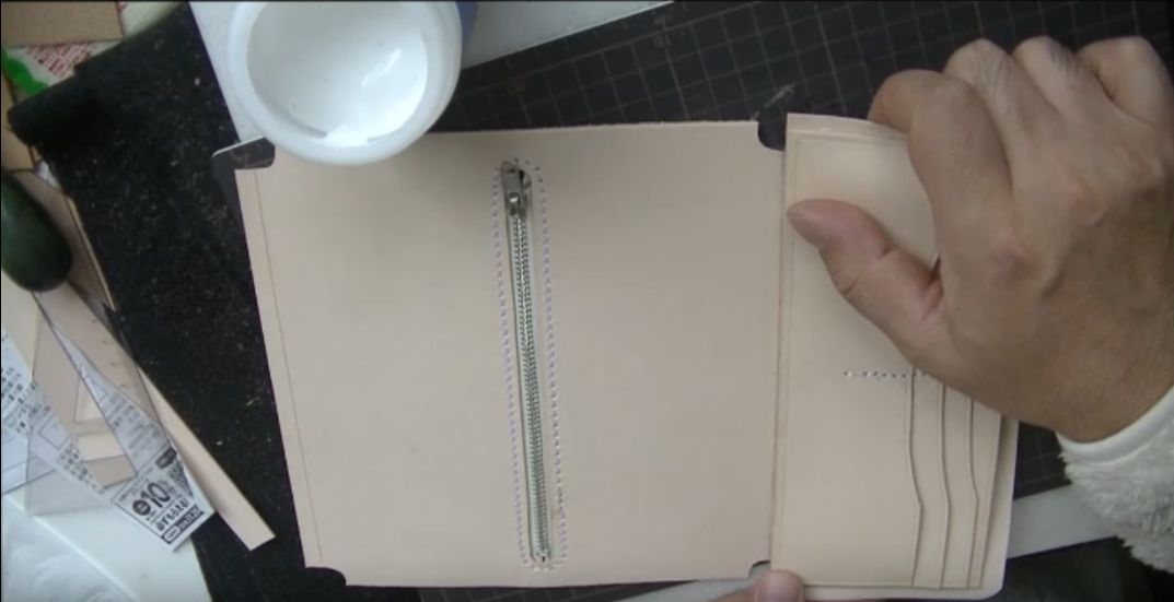 コインケースとカードケースを仮止めする様子