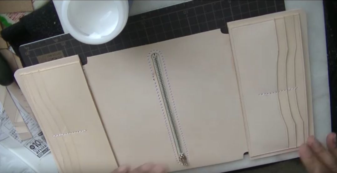 コインケースの両端にカードケースを仮止めした様子