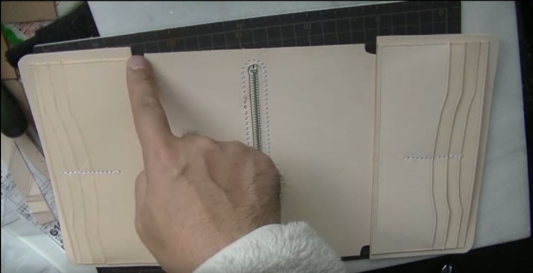 カードケースの横を指で示した