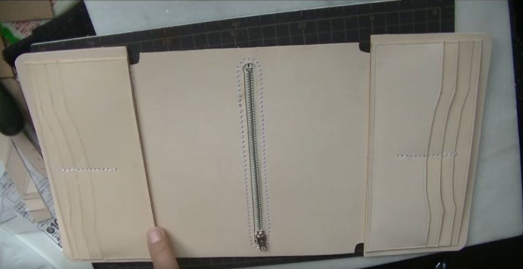 カードケースの下を指で示した