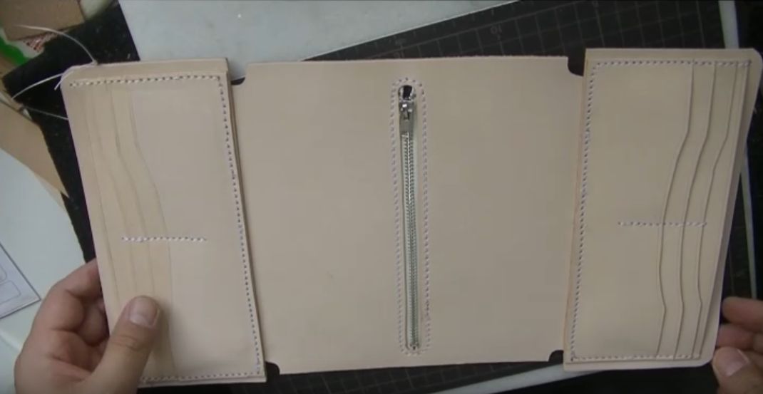 コインケースとカードケースを縫い合わせた結果