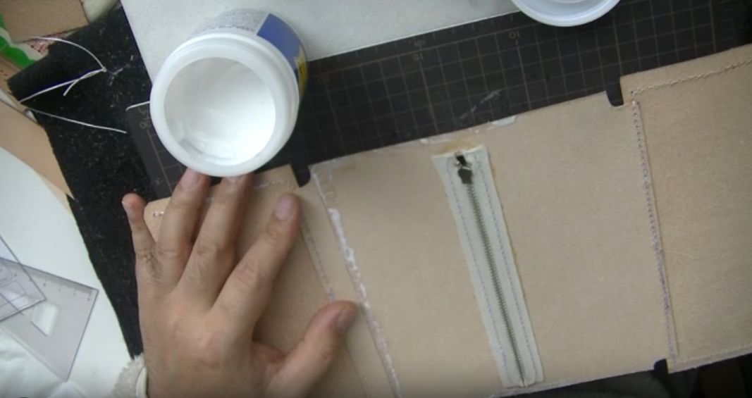 コインケースにサイビノールを塗る様子