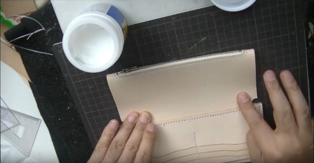 コインケースを張り合わせる様子