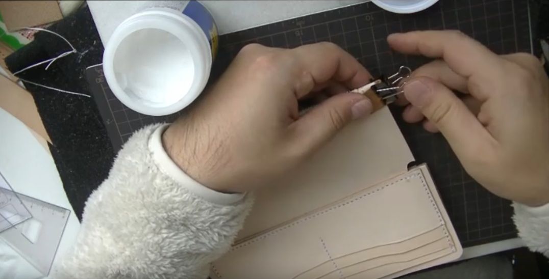 コインケースを張り合わせる様子